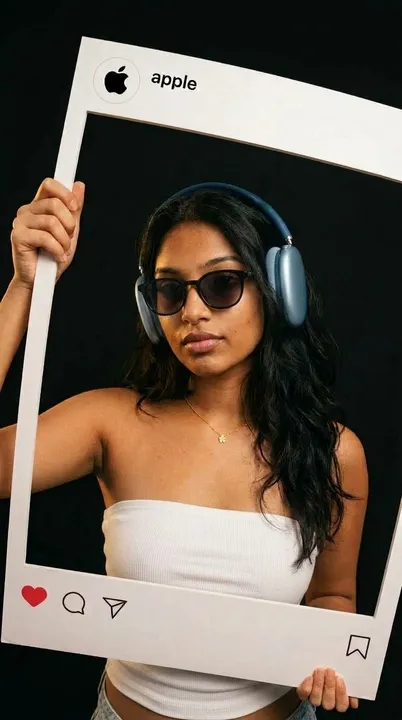 Foto de produto gerada por IA: modelo de fone e óculos segurando uma moldura de post